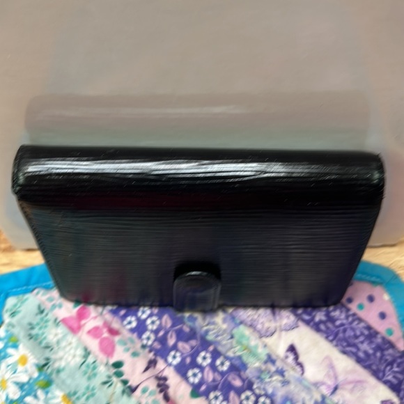 Louis vuitton black epi compact  french wallet. See pics for flaws - Picture 4 of 16